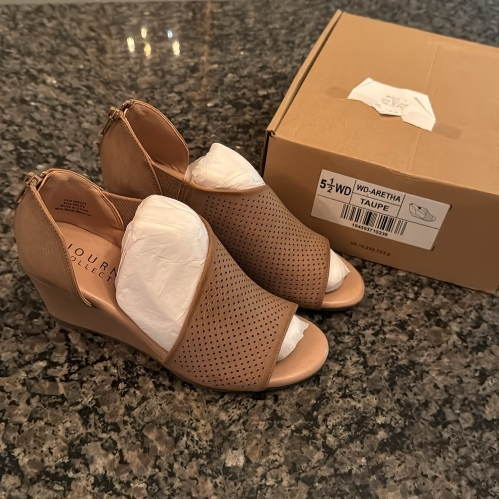 Journee Collection Aretha Taupe peep toe wedge NIB 5.5 - Picture 2 of 9